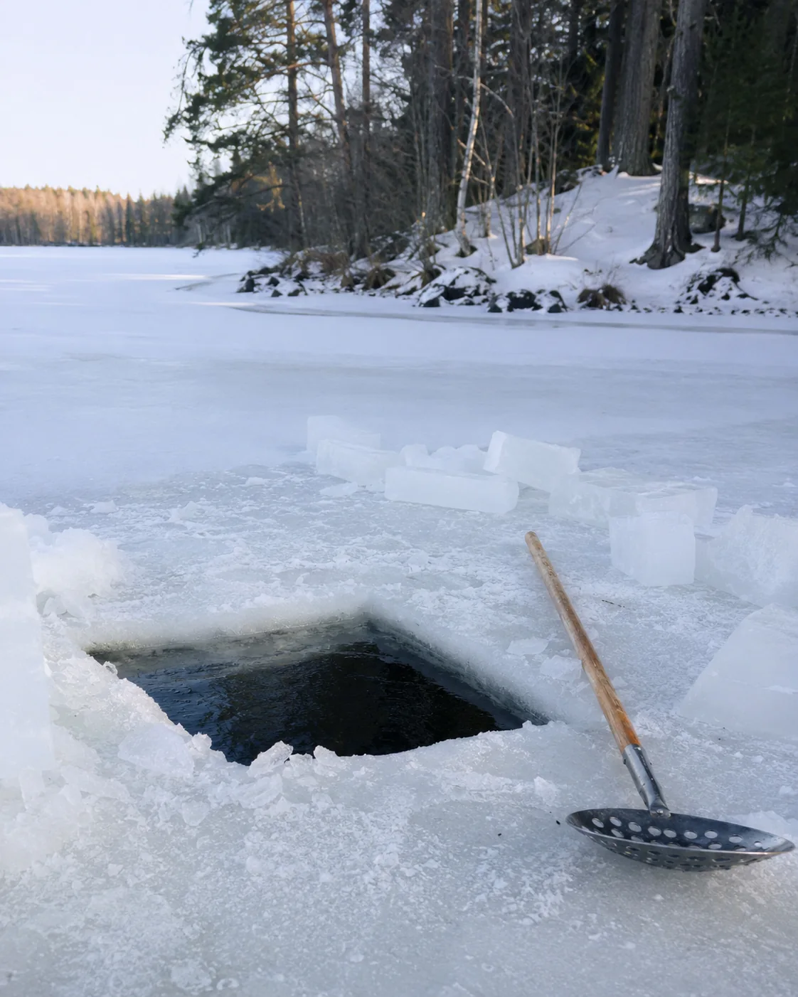 Avanto talvisella järven jäällä