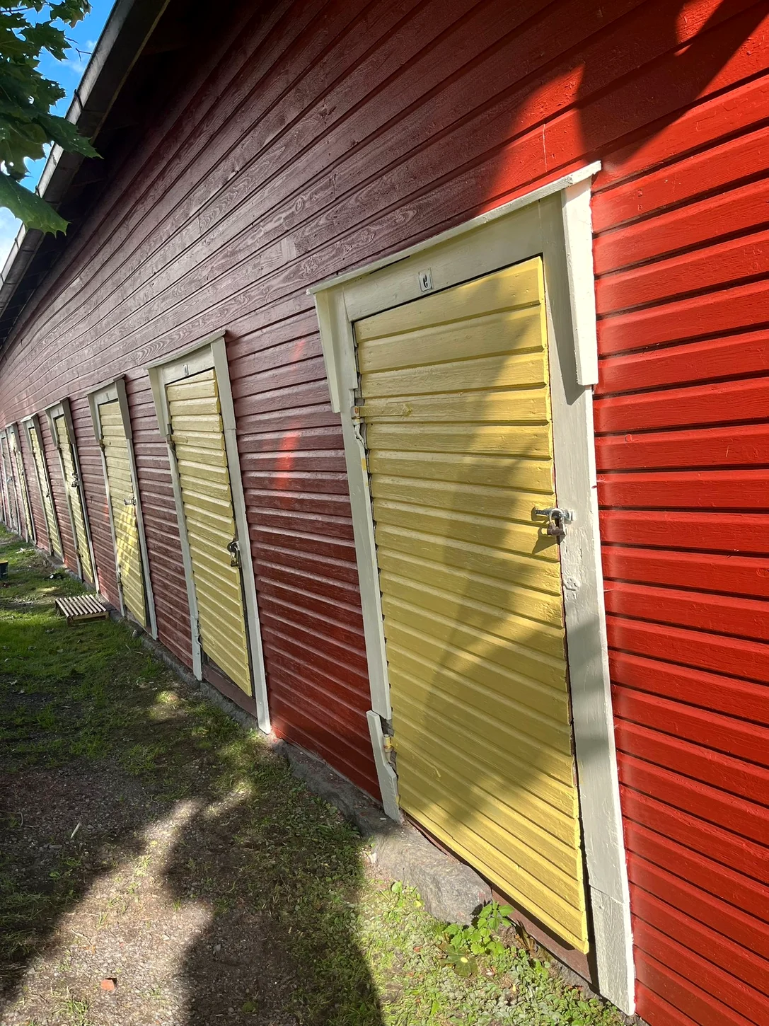 Vastamaalatut ulkovaraston ovet