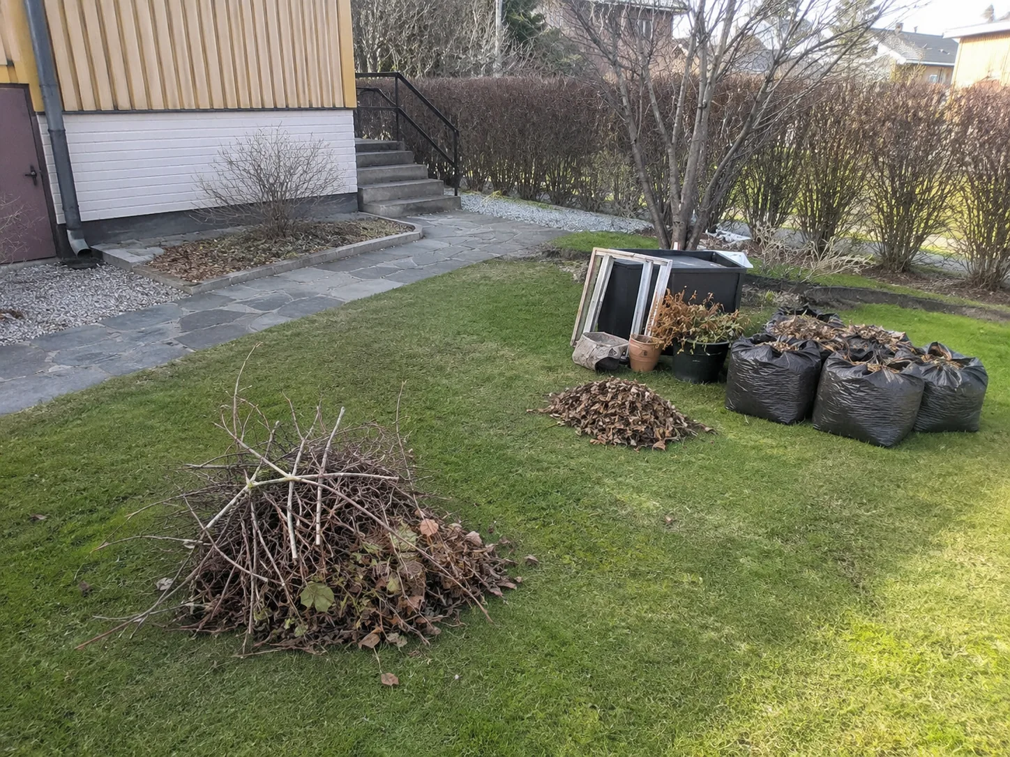 Pihajäte koottuna siistiin noutopisteeseen