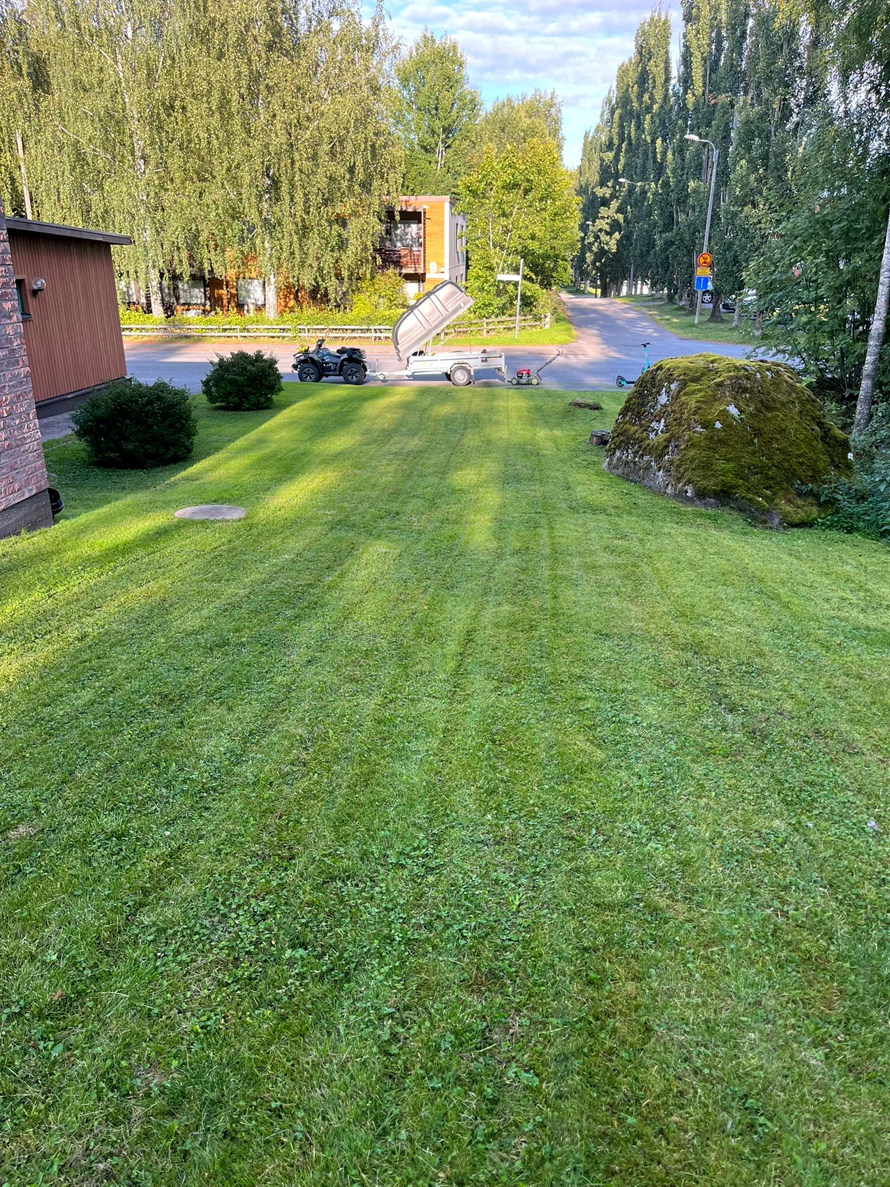 Viimeistelty vihreä nurmikko PihaMestareiden työn jäljiltä